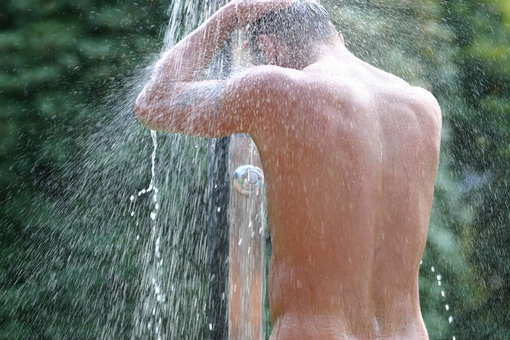 Przed ćwiczeniami na powiększanie penisa należy wziąć rozgrzewający prysznic