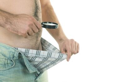 Mężczyzna patrzy na swojego penisa, chcąc zwiększyć jego rozmiar